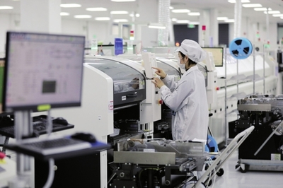 近年來,安徽省淮北市以長三角一體化發展為契機,相繼引進電子信息、裝備制造、新能源、新材料等產業項目,為當地經濟轉型發展提供有力支撐。圖為在淮北市烈山經濟開發區一家智能控制器生產企業,工人在車間內忙碌。新華社